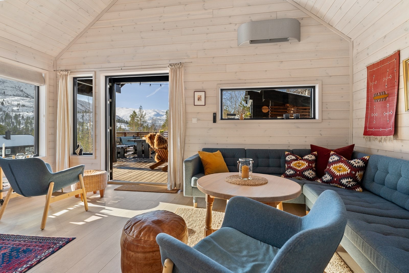 Hytten har et trivelig allrom med spisestue og sittegruppe. Galleribilde