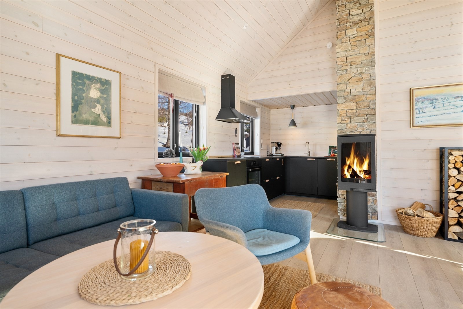 God takhøyde med downlights. Galleribilde