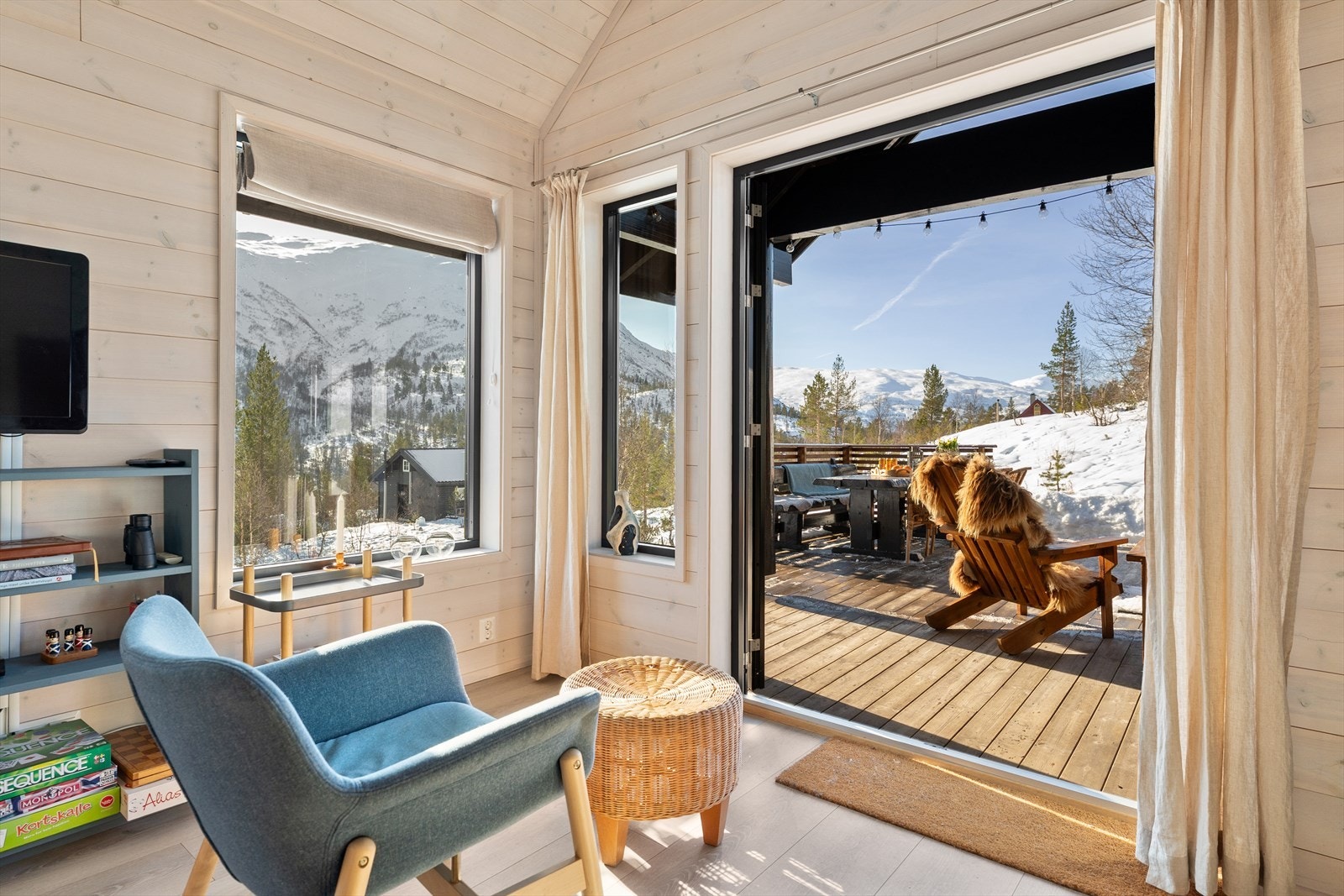 Store vinduer gir mye naturlig lys og nydelig utsikt mot Mjølfjellet og Raundalsryggen. Galleribilde