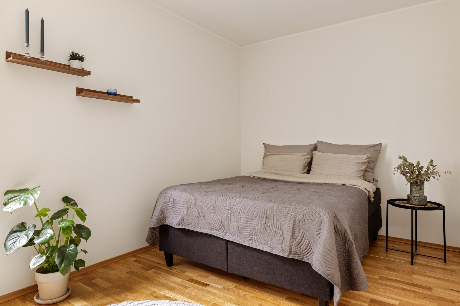 Soverommet måles til 12,5 kvm. og har god plass til en stor seng med nattbord på hver side. Galleribilde