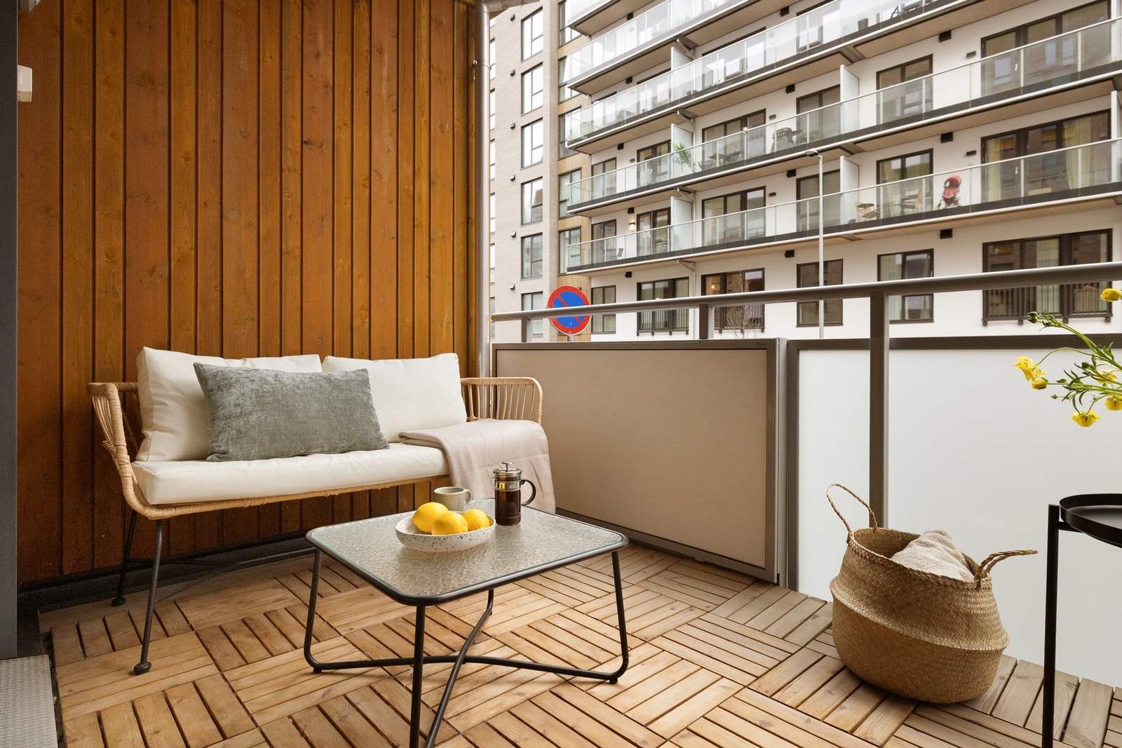 Her er det god plass til å møblere med hagemøbler. Galleribilde