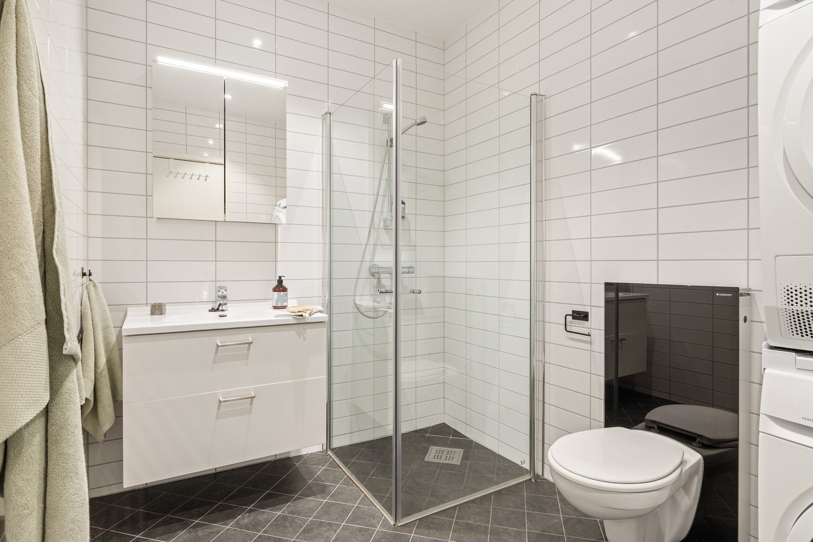 Badet måles til 5,2 kvm. og er helfliset med underliggende varmekabler, og innfelte downlights i himling. Galleribilde