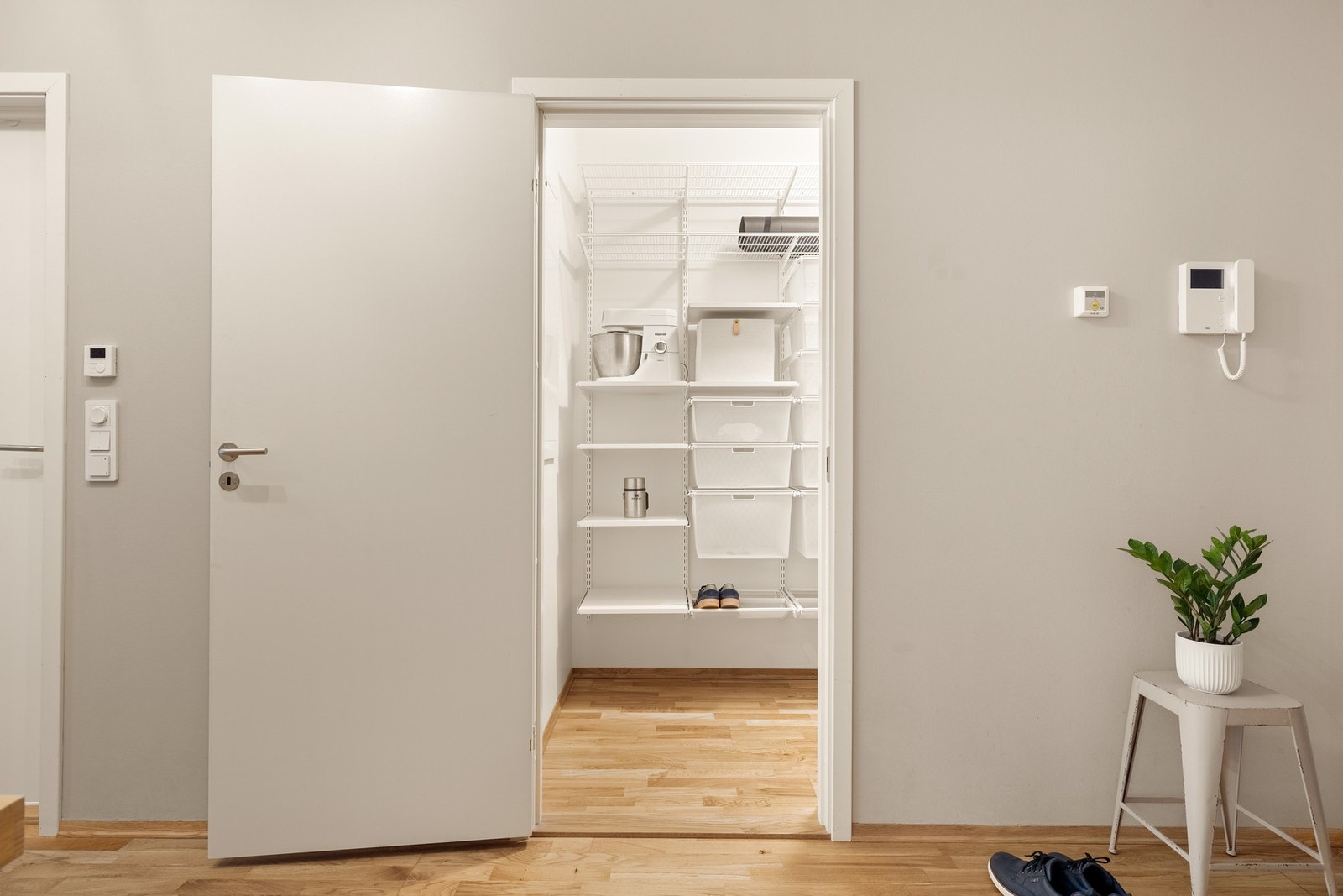 I entréen er det en bod som måles til 2,8 kvm. Svært praktisk plassert! Galleribilde