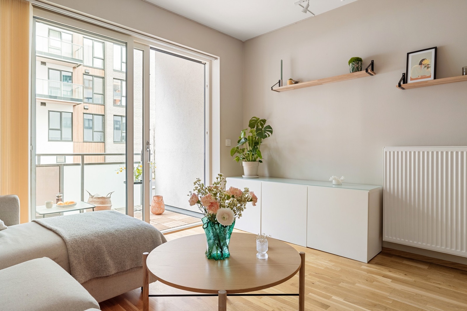 Vi beveger oss inn i stuen som er en del av en åpen stue- og kjøkkenløsning som måles til 20,7 kvm. Galleribilde