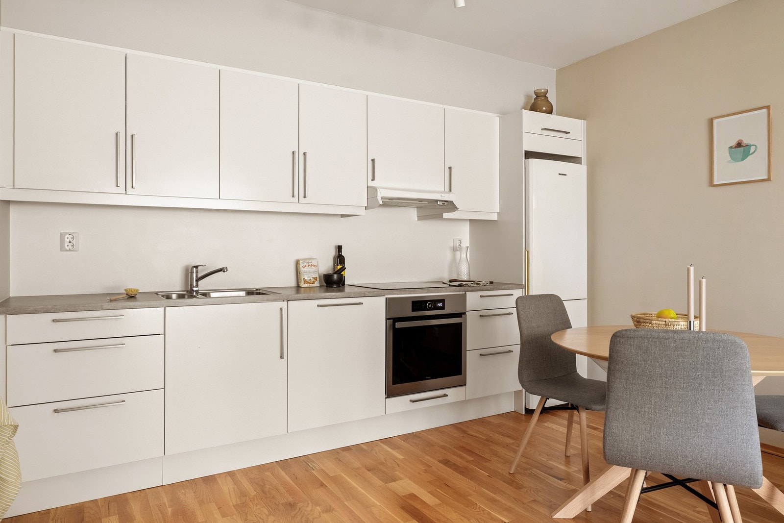 Kjøkkenet er levert av kvalitetsleverandøren Sigdal og har en innredning som består av slette fronter og benkeplate av laminat. Galleribilde