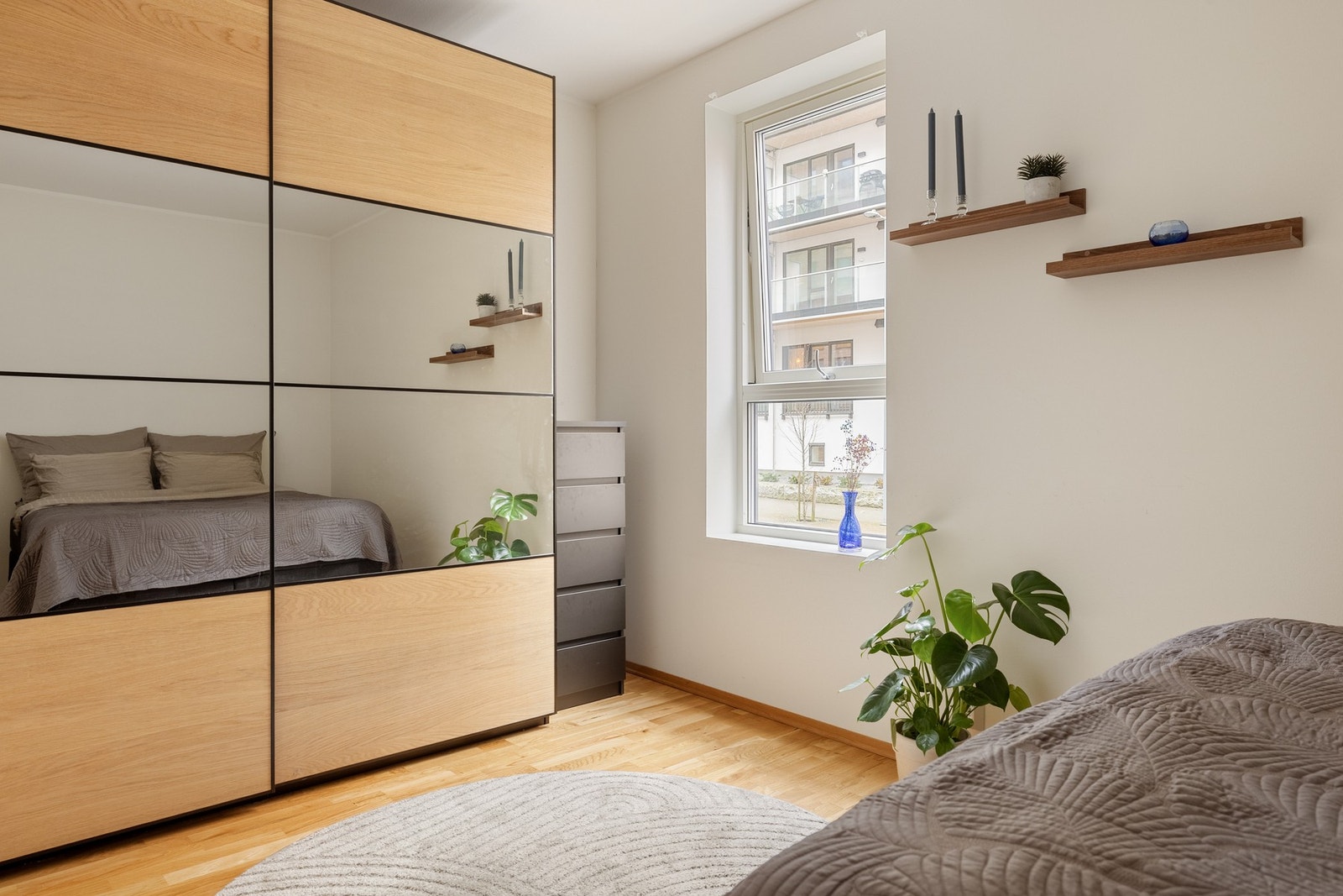 Her er det også godt med oppbevaringsplass i en praktisk skyvedørsgarderobe. Galleribilde