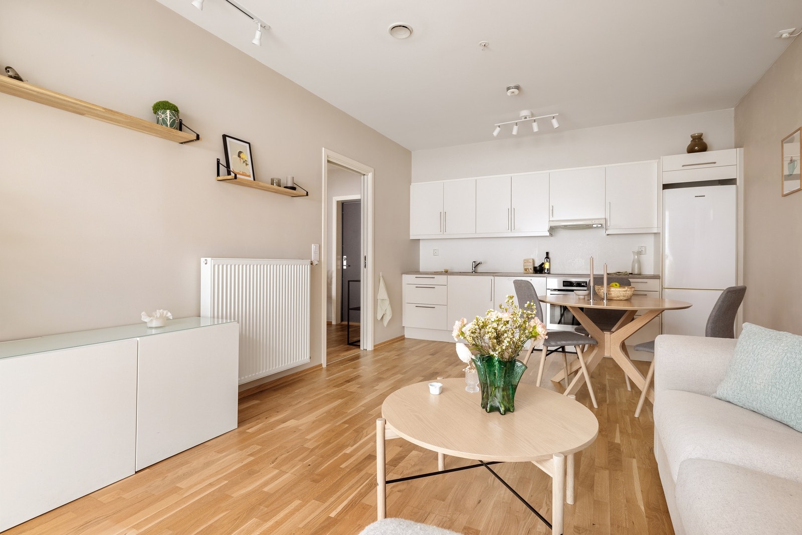 Det er gjennomgående 3-stavs parkett på gulv. Galleribilde