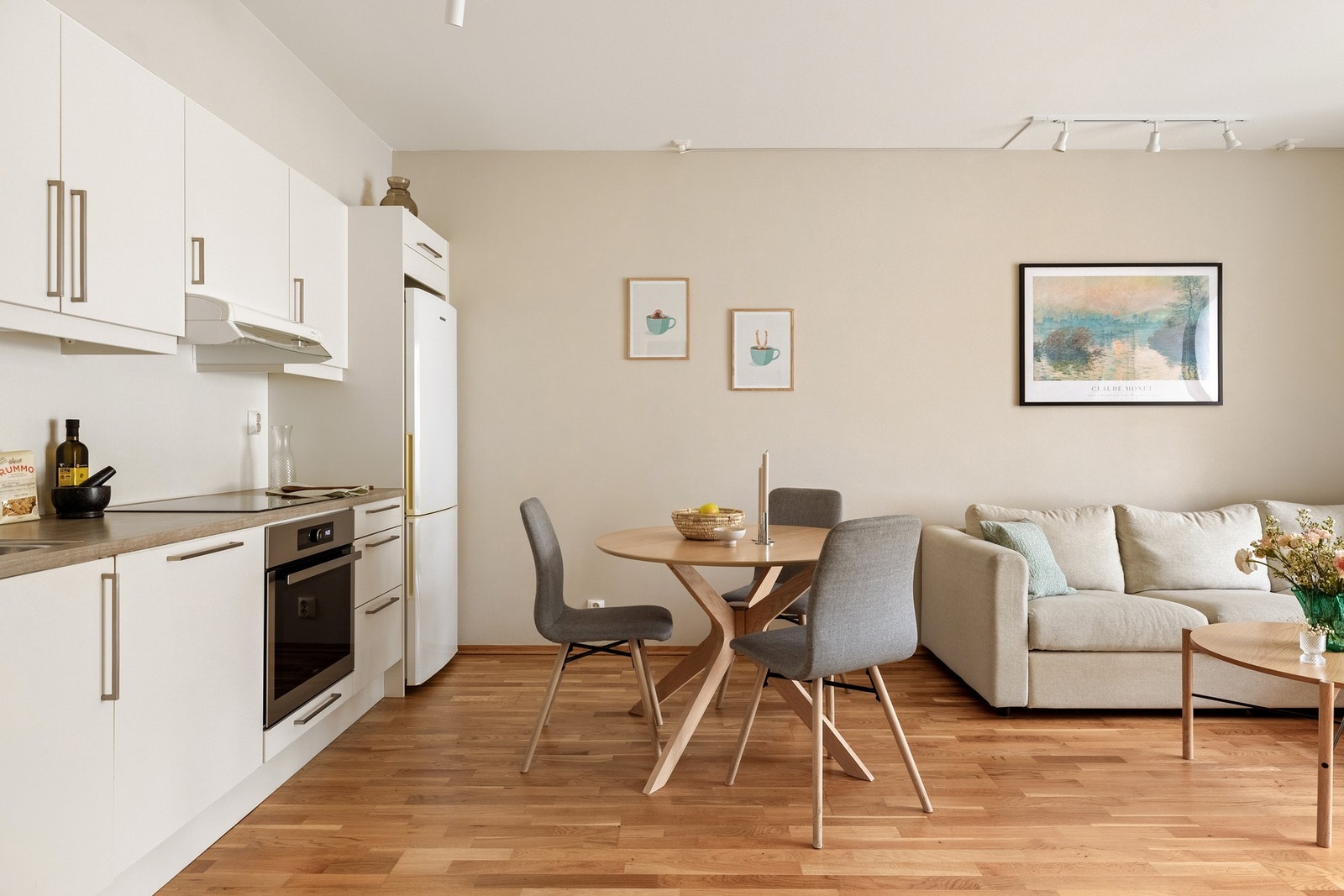 Det er god plass til den favoriserte sofakroken og spisebord. Galleribilde