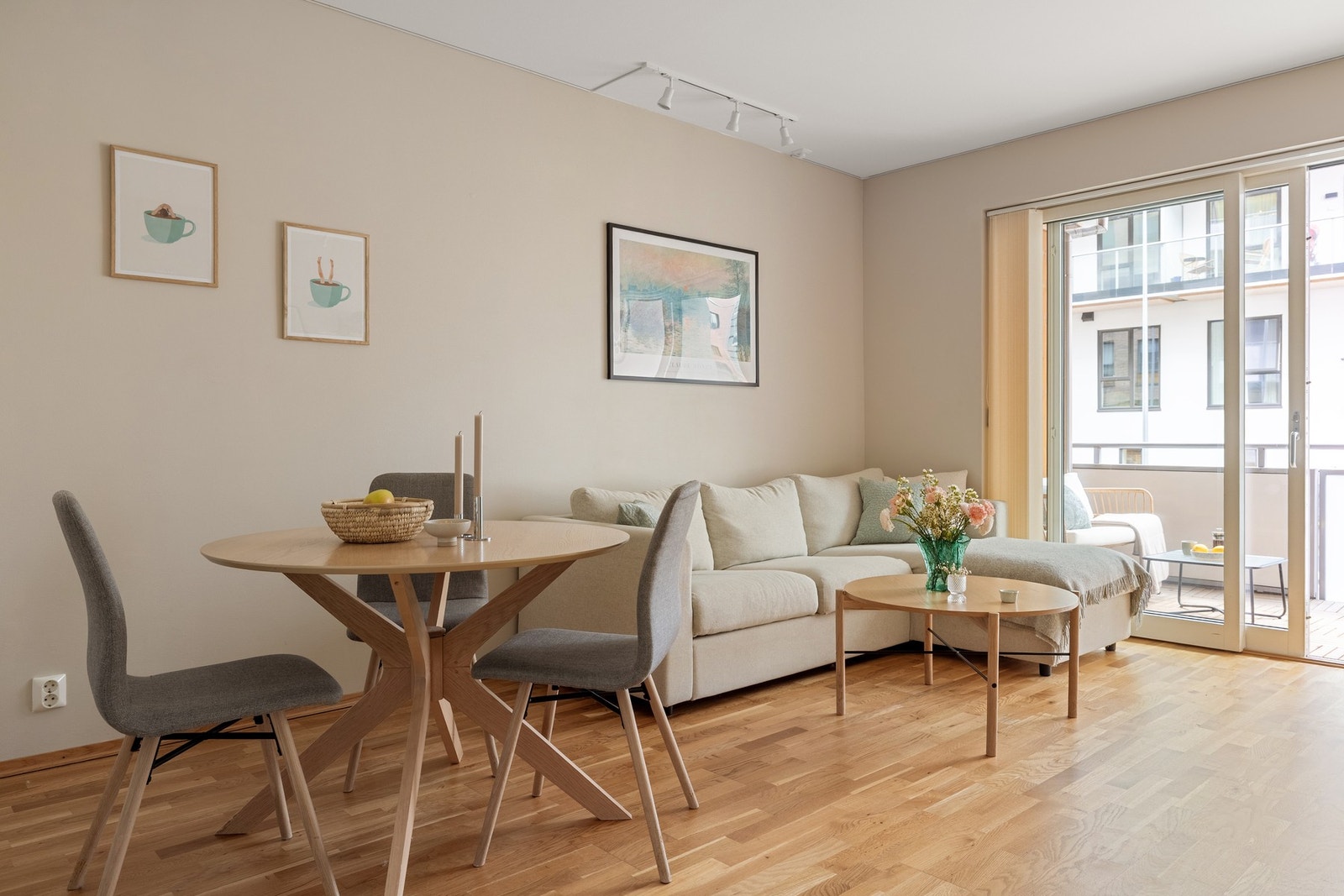 Her er det store vindusflater som slipper inn godt med naturlig lys. Galleribilde