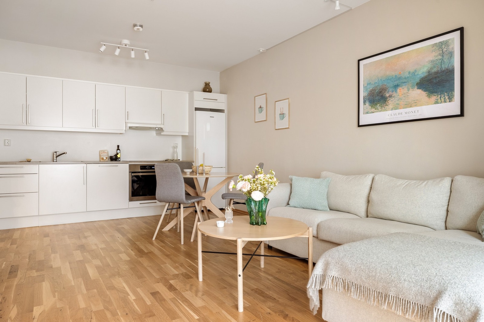 Grunnet rommets størrelse og planløsning er det god plass til å møblere i forskjellige soner. Galleribilde