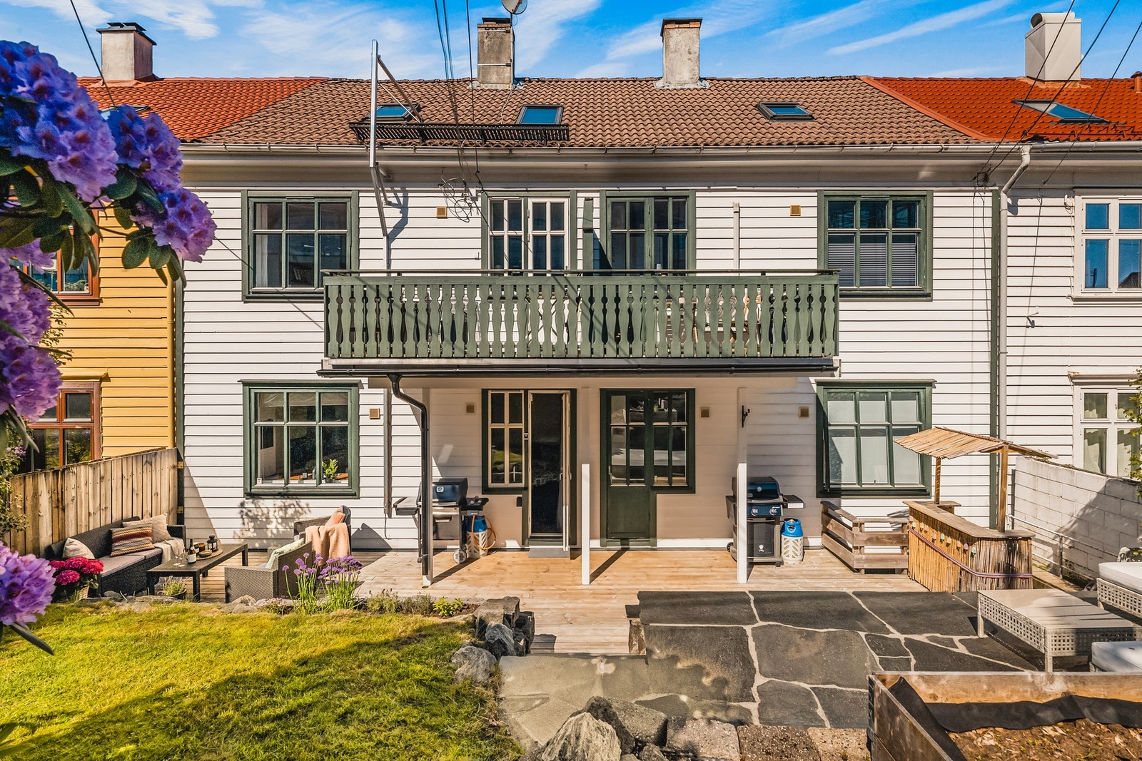 Flott opparbeidet tomt i borettslaget, her har alle i laget hver sin uteplass, hvorav denne leiligheten har balkongen. Galleribilde
