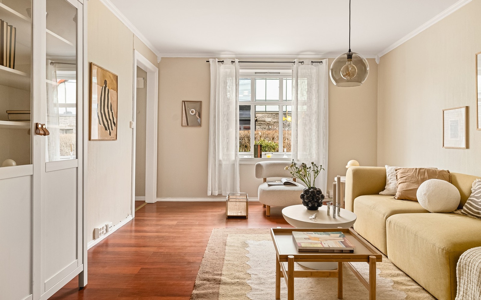 Fra stuen er det inngang til et romslig kjøkken med utgang til en romslig balkong. Galleribilde