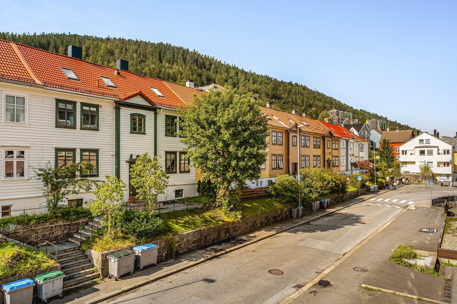 Sjarmerende og historisk trehusrekke fra 1924 med sentral beliggenhet. Galleribilde