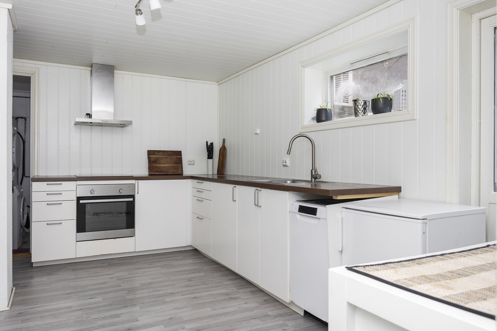 Moderne fin kjøkkeninnredning med integrert komfyr Galleribilde