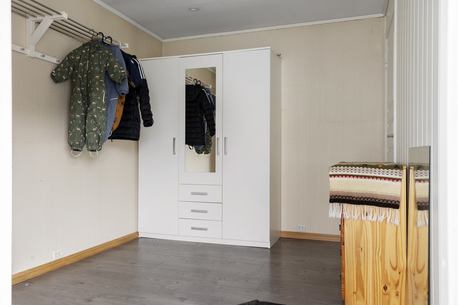 Entrè/gang med god plass til oppbevaring av klær og sko. Galleribilde