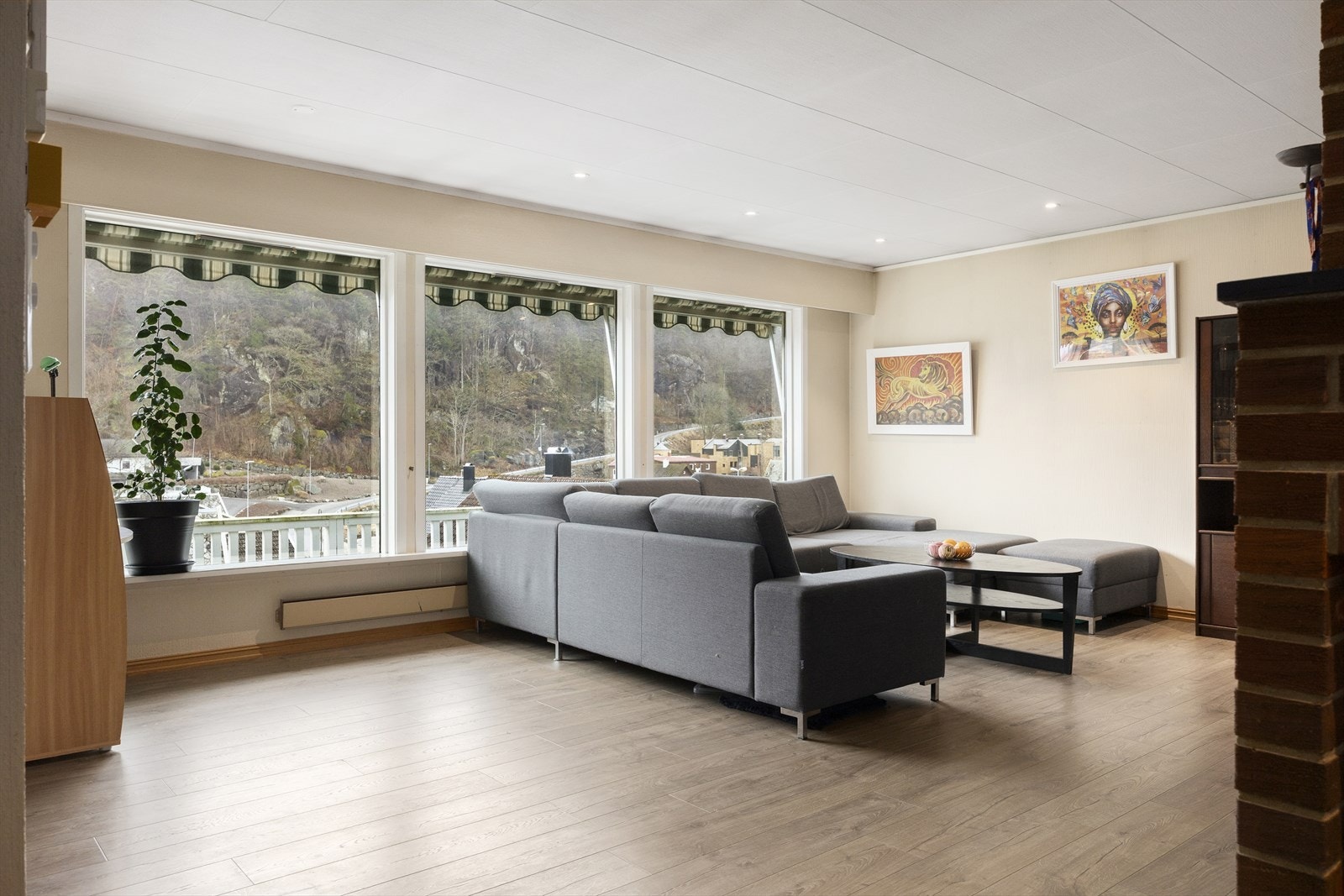 Stue med store vindusflater i front Galleribilde