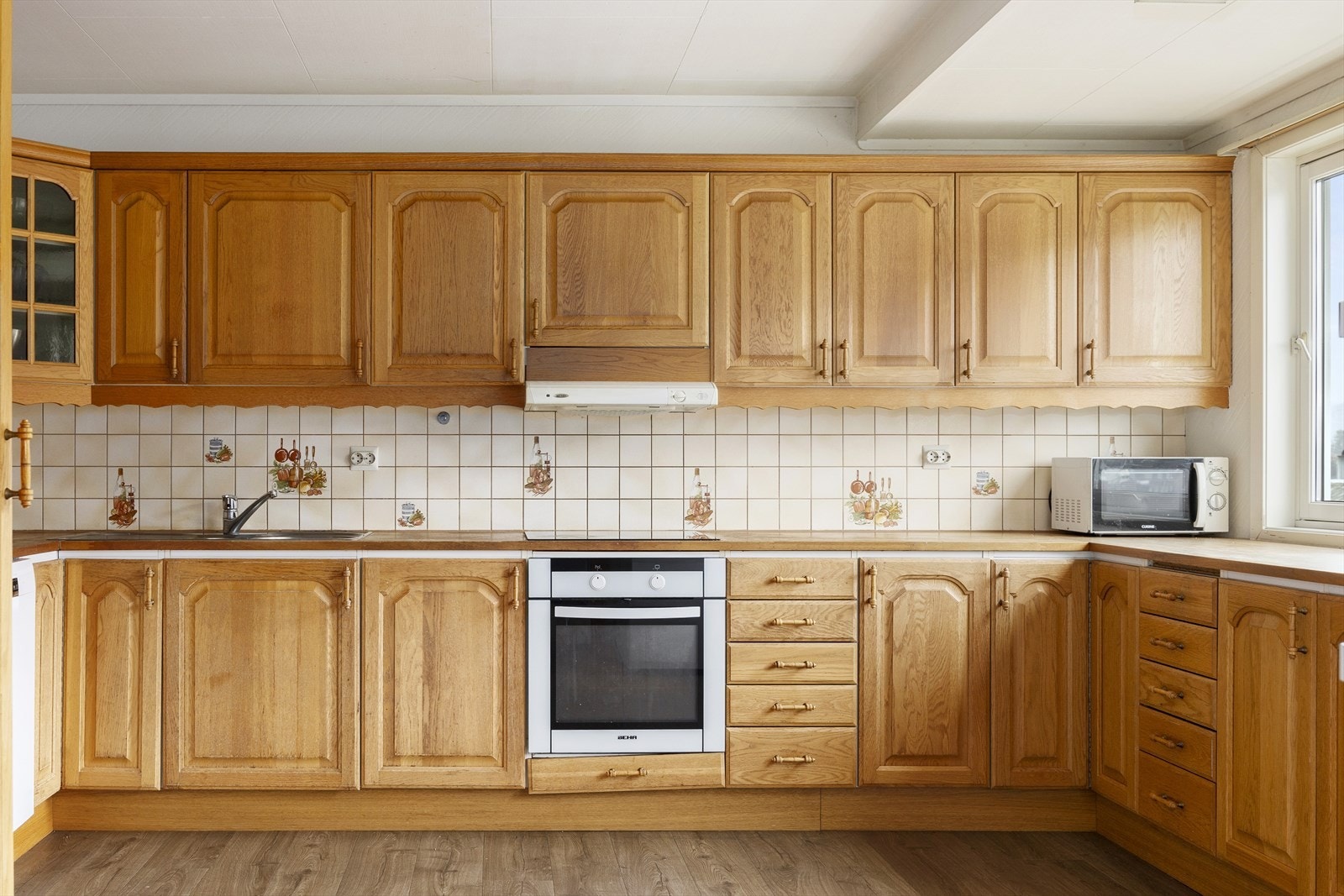 Godt med skap-plass på kjøkkenet Galleribilde