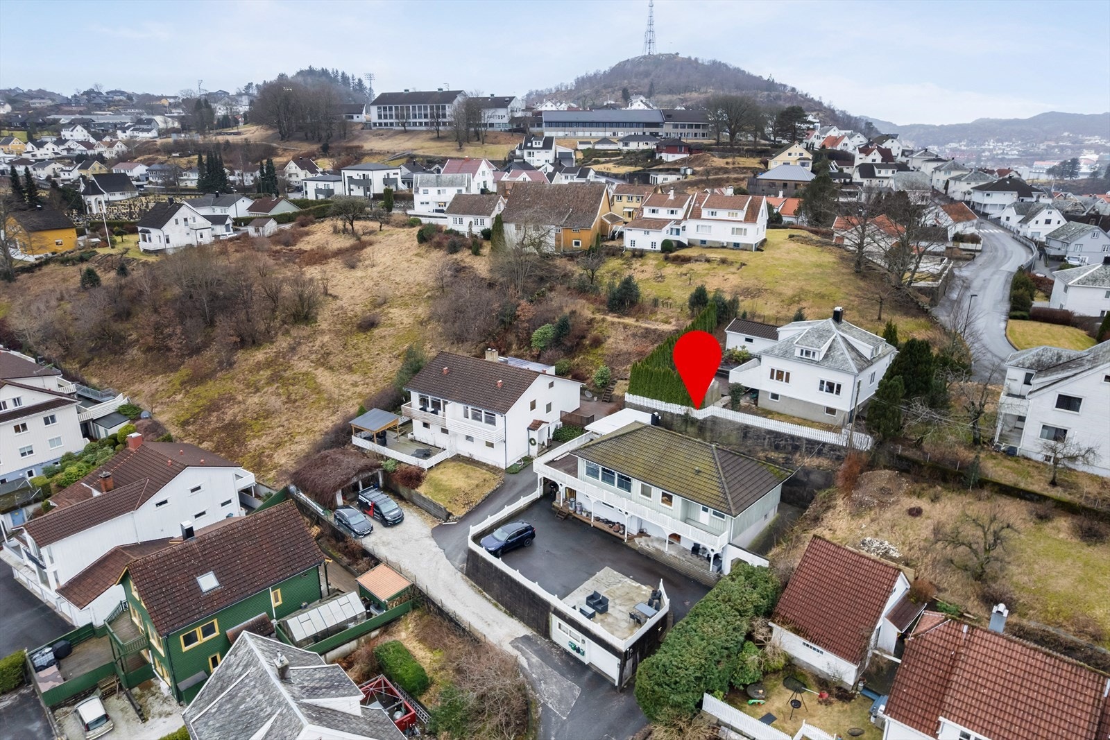 Skoler, barnehager, idrettsanlegg og fine turmuligheter ligger i gangavstand fra boligen. Galleribilde