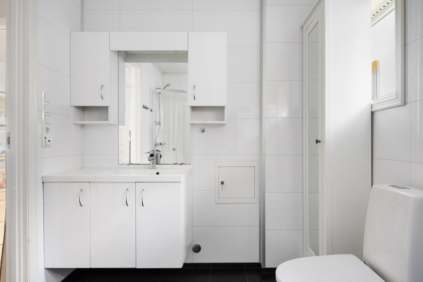 Lyst og fint bad/vaskerom Galleribilde