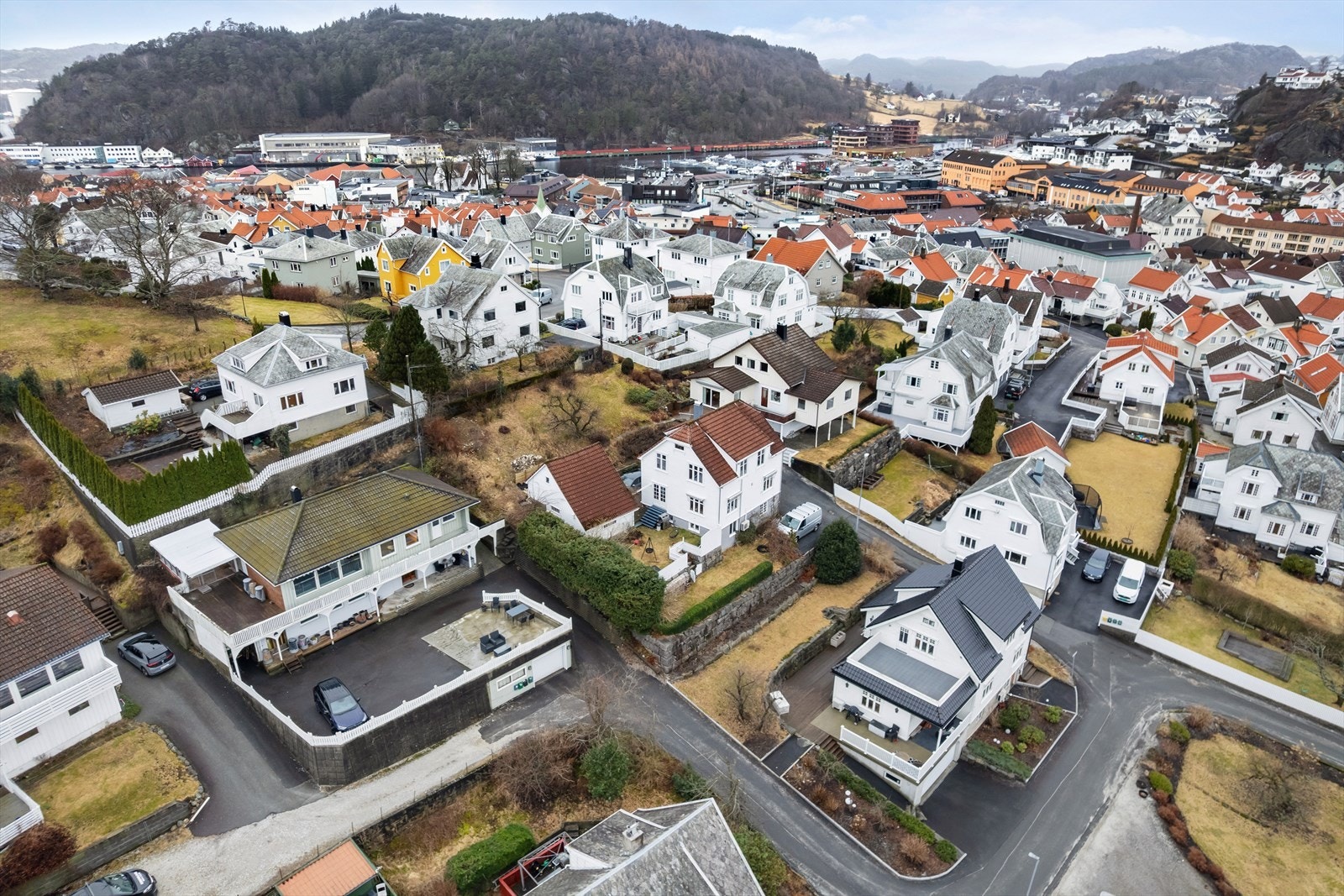 Boligen ligger i rolig boligområde med kort avstand til sentrum med butikker av alle slag og fine spisesteder. Galleribilde