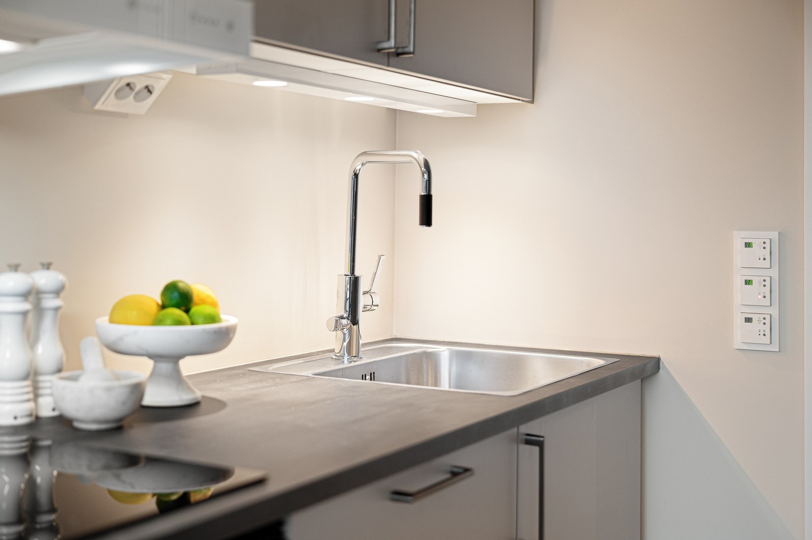 Leiligheten varmes opp via vannbåren varme og har balansert ventilasjon. Dette gjør at boligen har et behagelig inneklima sommer som vinter. Galleribilde