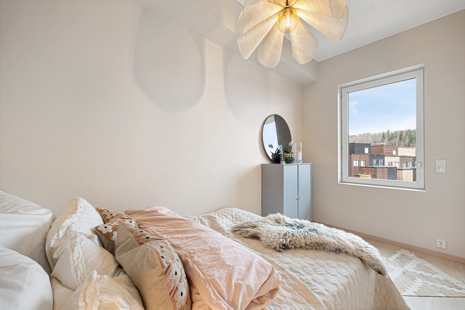 God plass til dobbeltseng og garderobe møblement. Galleribilde