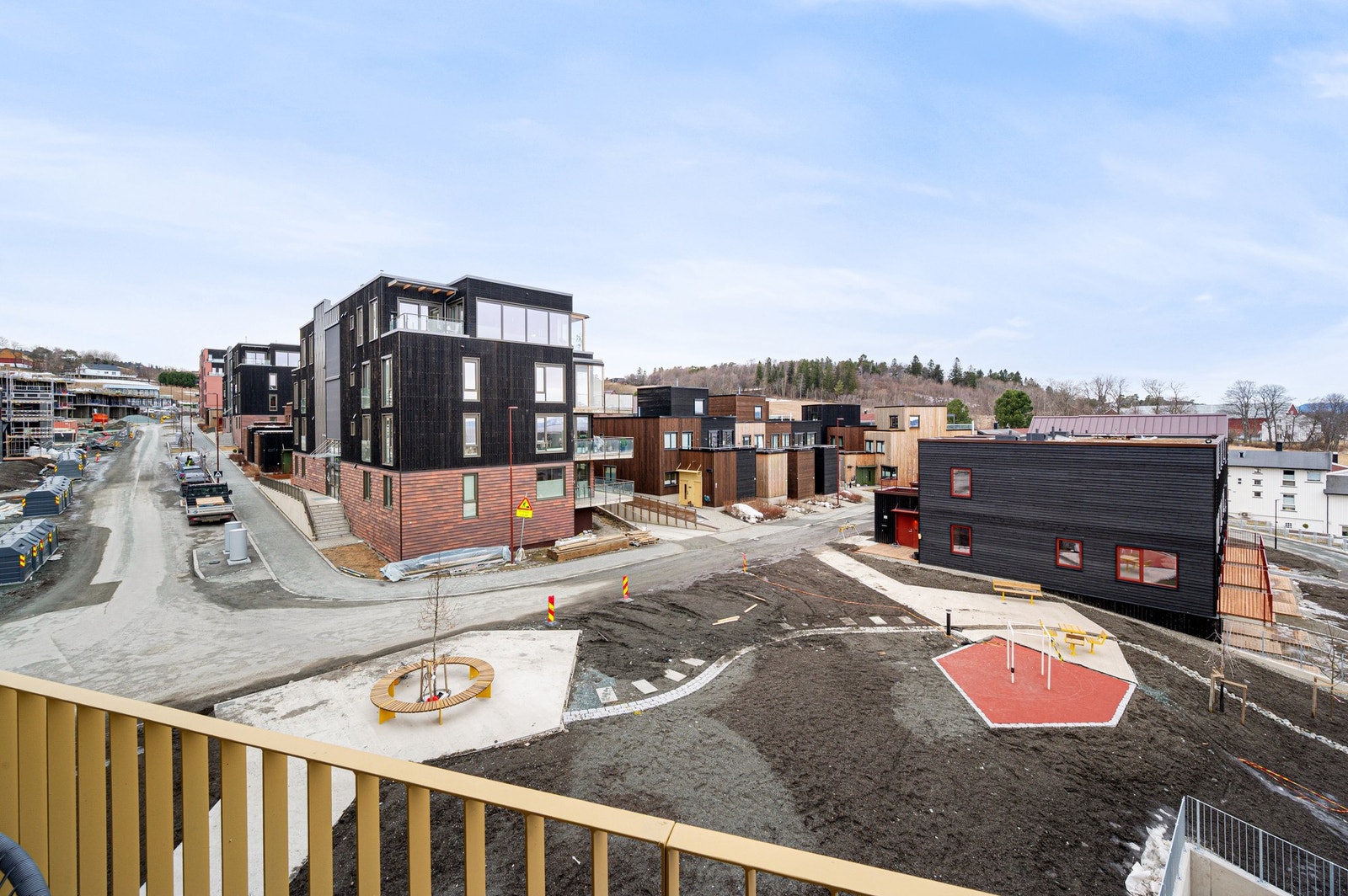 Utenfor boligen vil det bli flotte opparbeidete grøntarealer og benker mm. Galleribilde