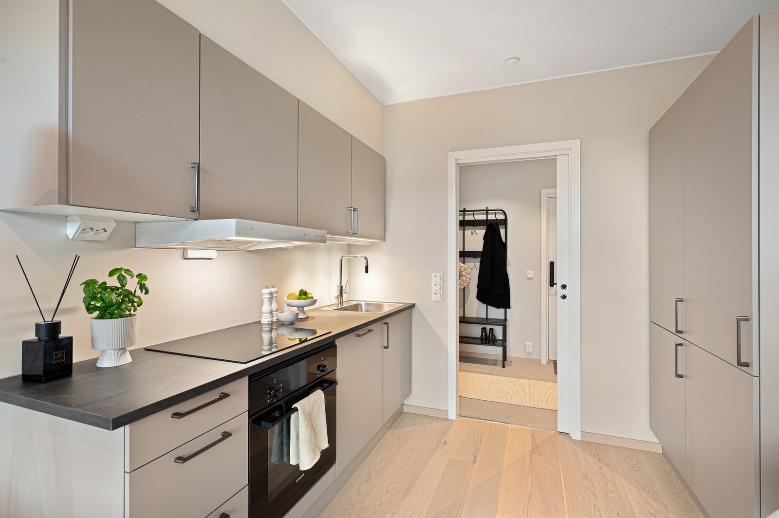 Lekkert kjøkken fra HTH med integrerte hvitevarer fra Siemens. Galleribilde