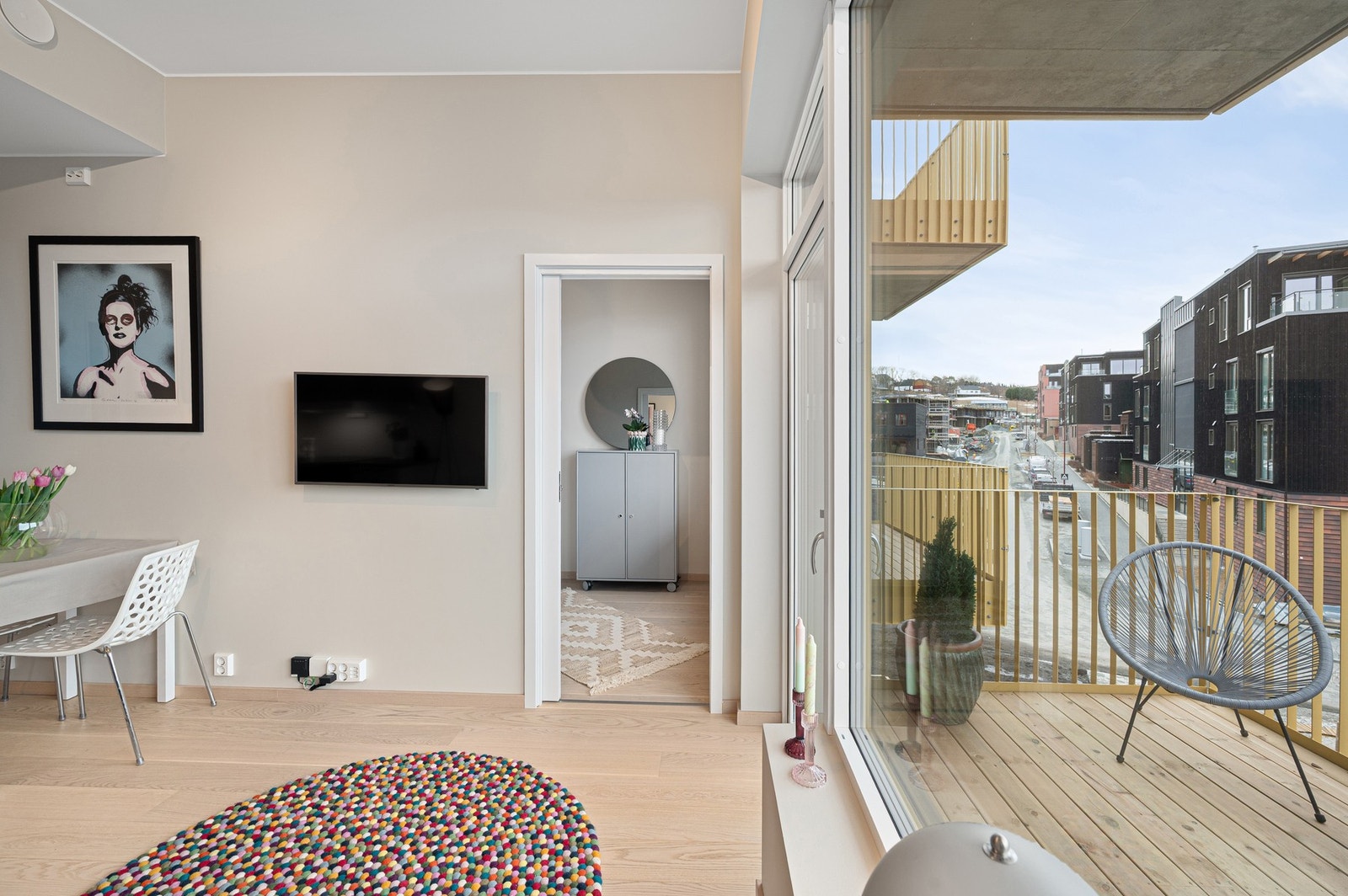 Leiligheten er malt i lyse fargetoner som, sammen med store vindusflater og en god takhøyde, bidrar til en lett og luftige atmosfære. Galleribilde