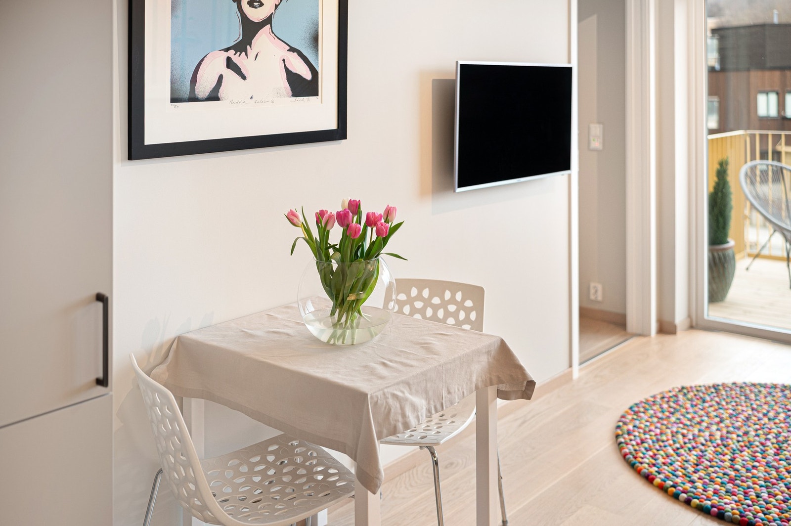 Spisebordet finner sin naturlige plassering i overgangen mellom kjøkken og stue. Galleribilde