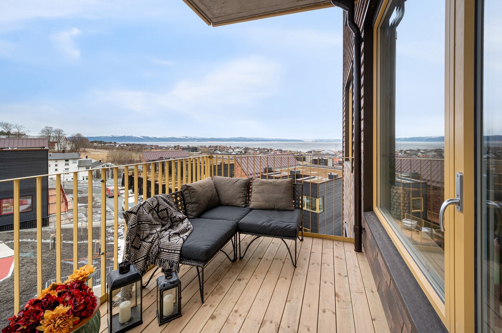 Fra stuen har man adgang til en flott vestvendt balkong med lang solgang og en vidstrakt utsikt over Ranheim og Trondheimsfjorden. Galleribilde