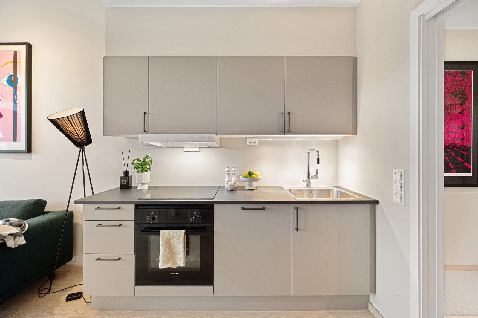 Her får man rikelig med skapplass og praktiske arbeidsflater. Galleribilde