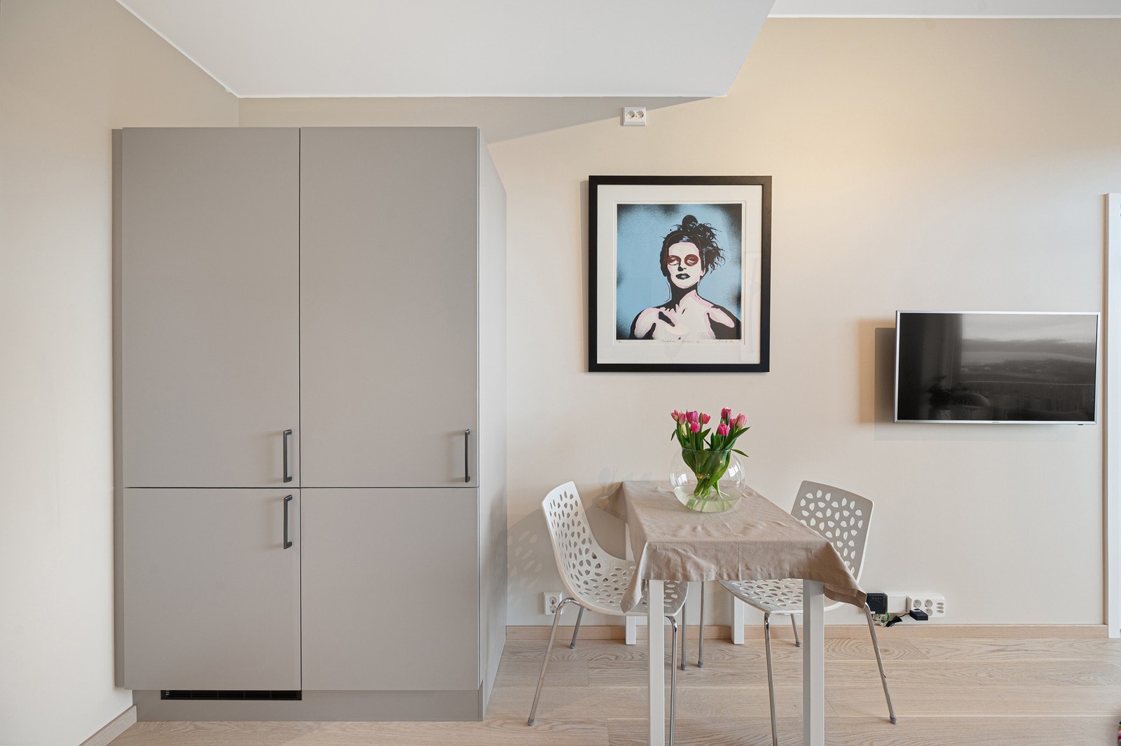 Kjøkkenet er utvidet med ekstra oppbevaringsplass samt kombi kjøl/fryseskap. Galleribilde