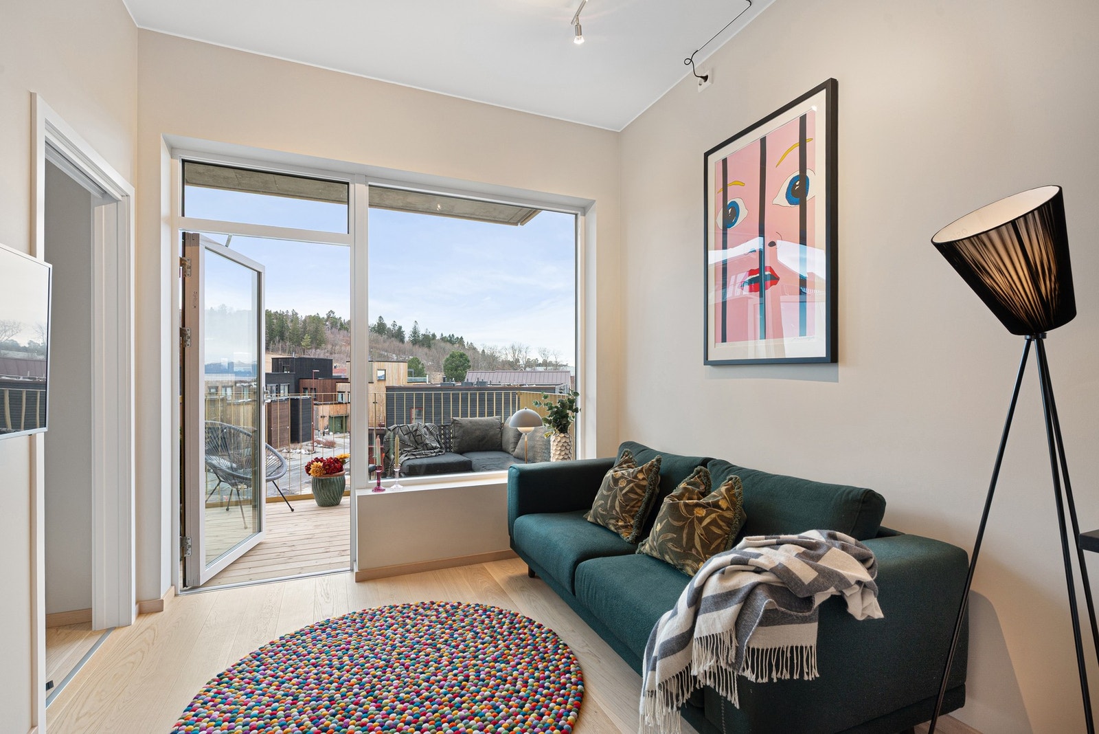 Leiligheten måler 35m² og ligger i byggets 3. etasje. Her får man et romslig soverom. åpen stue/ kjøkken- løsning med moderne kjøkken, romslig bad og en separat bod i kjeller. Galleribilde