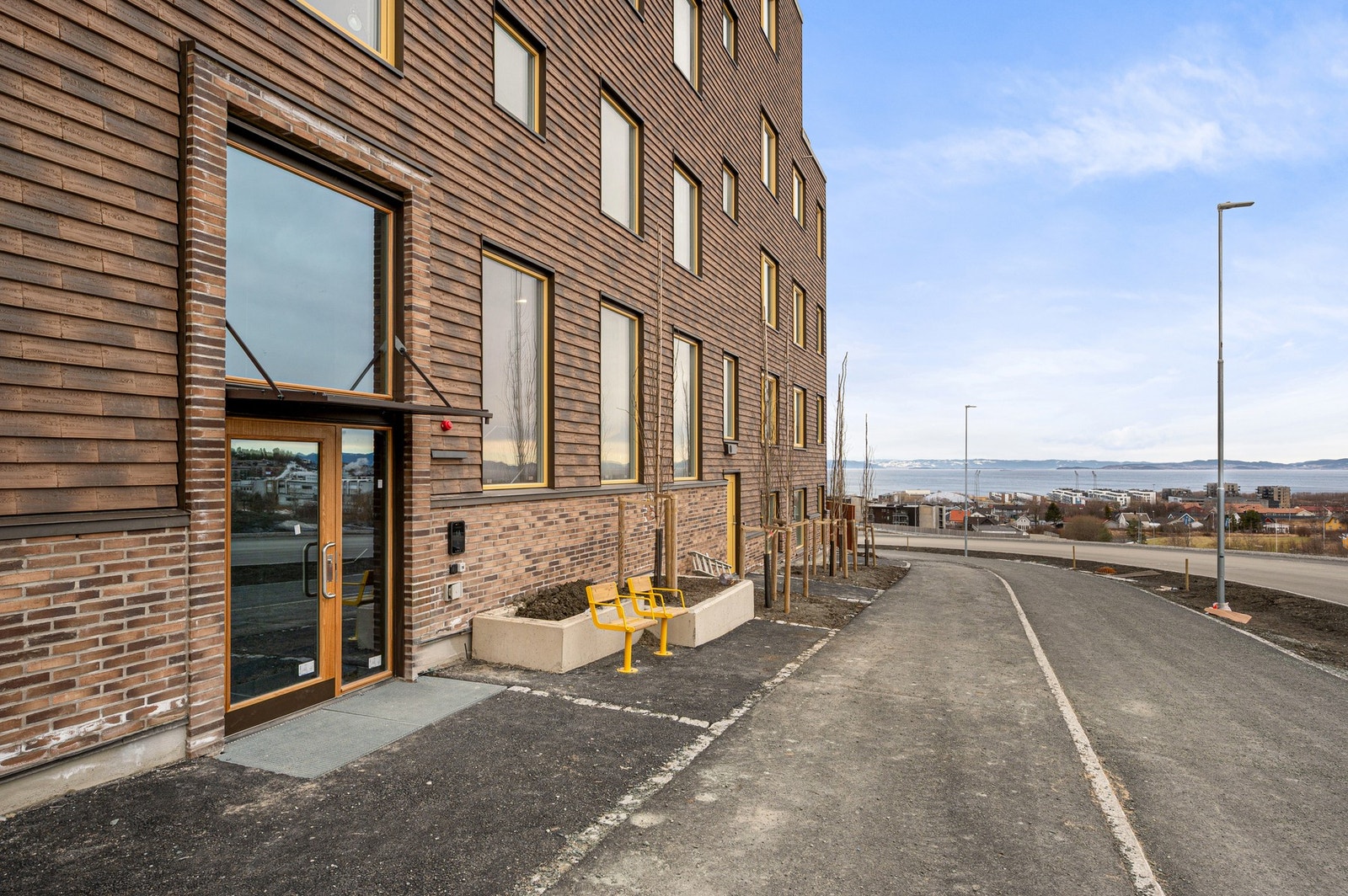 Trinnløs adkomst til bygget. Det er planlagt kollektiv trasé i nærområdet som gjør reising til og fra effektivt og sømløst. Galleribilde