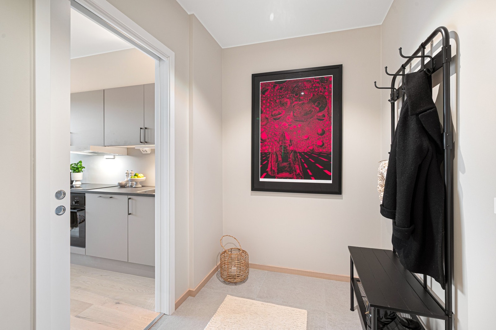 Innbydende entré på 5,2m² med god plass til å henge fra seg yttertøy. Det er også mulig å etablere garderobe for enda bedre plass utnyttelse. Galleribilde