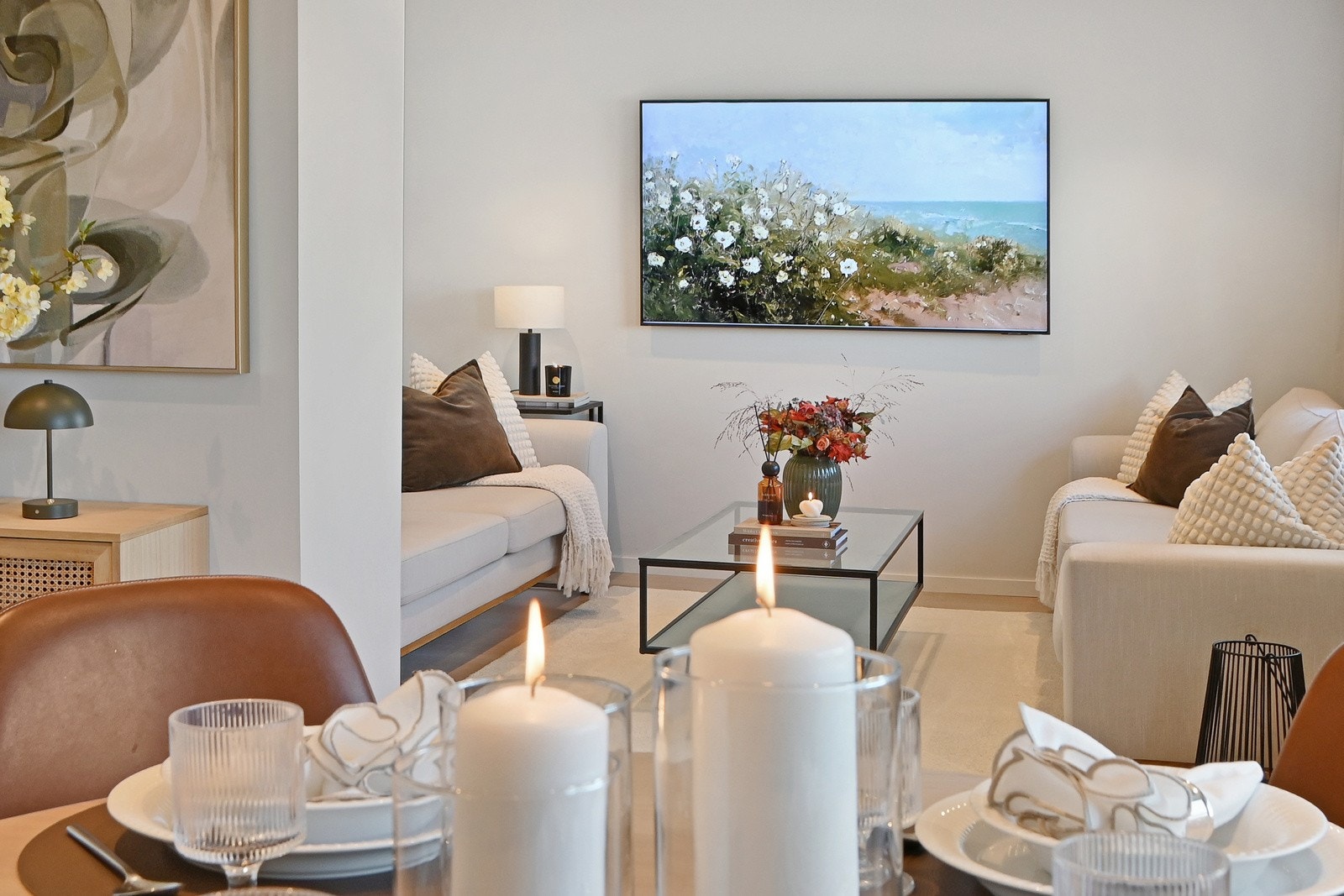 Stuen er todelt med hyggelig sofakrok... Galleribilde