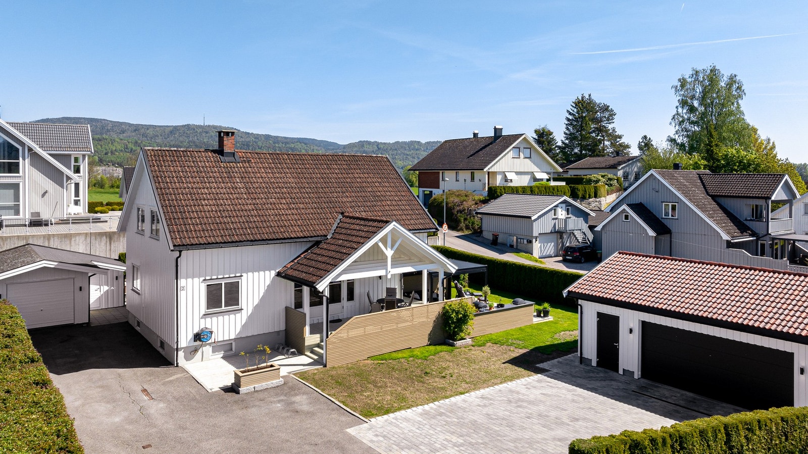 Eiendommen skilte med en flott opparbeidet hage, en dobbelgarasje fra 2024, en enkelgarasje, stor gårdsplass og en nyere, herlig terrasse på ca. 75 kvm med meget gode solforhold. Galleribilde