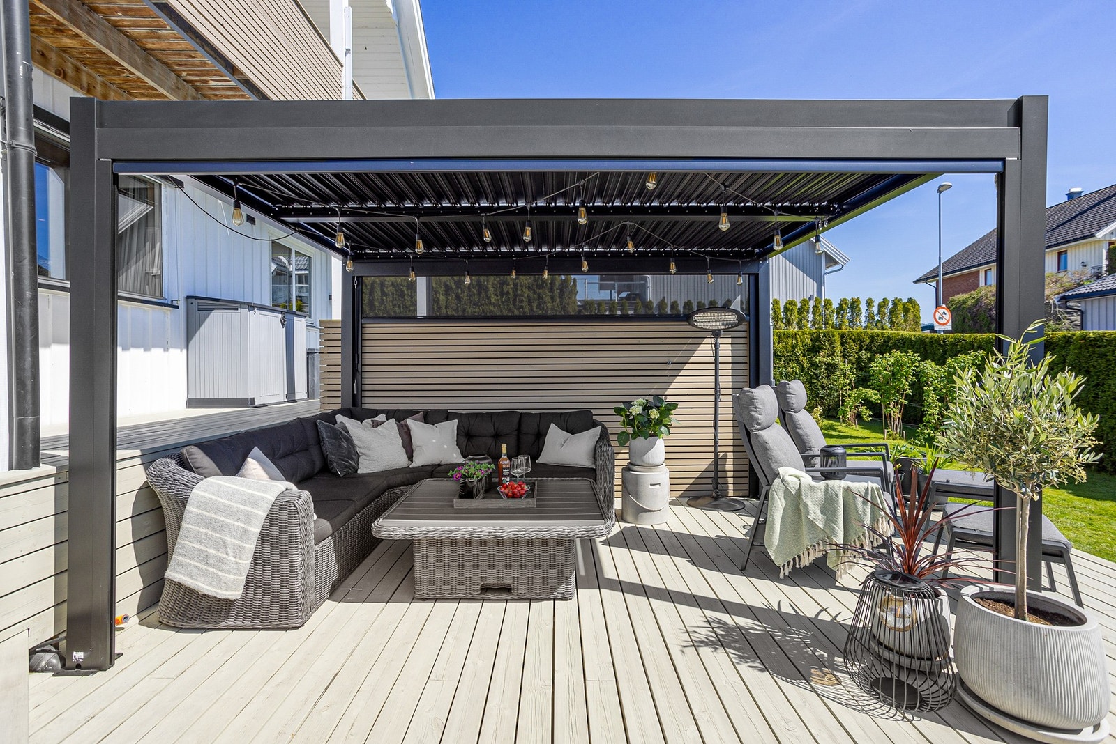 Solrik og herlig terrasse på ca.75 kvm fra 2019. Galleribilde
