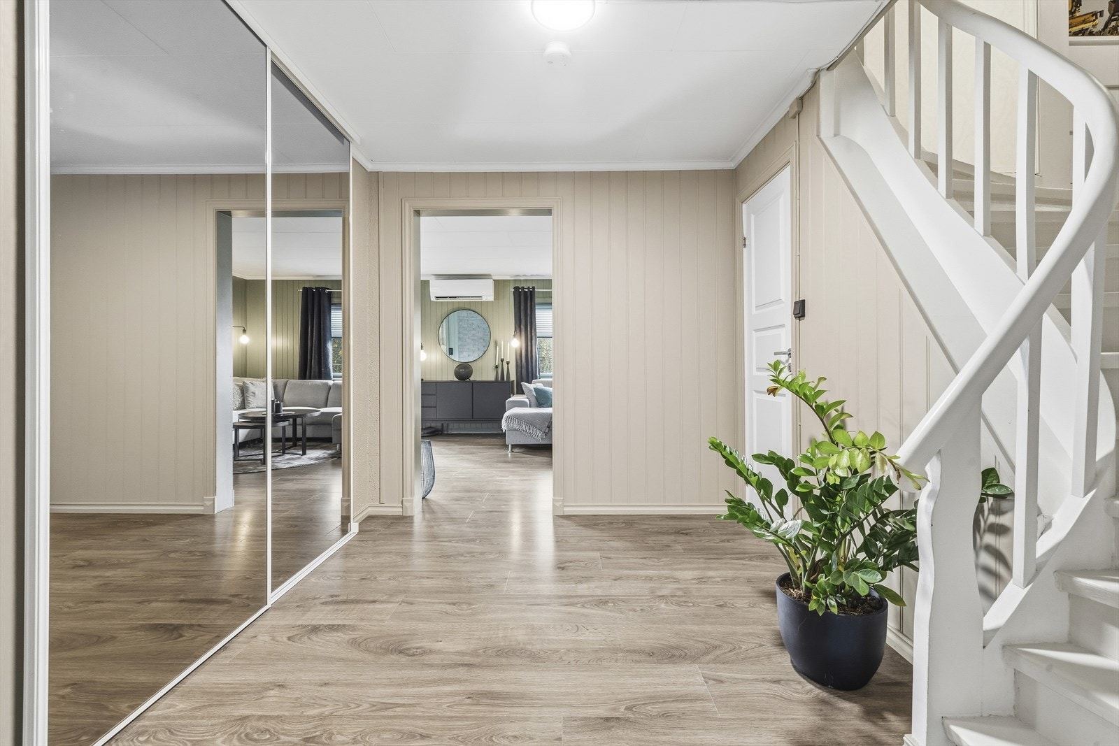 Gang med stor skyvedørsgarderobe Galleribilde