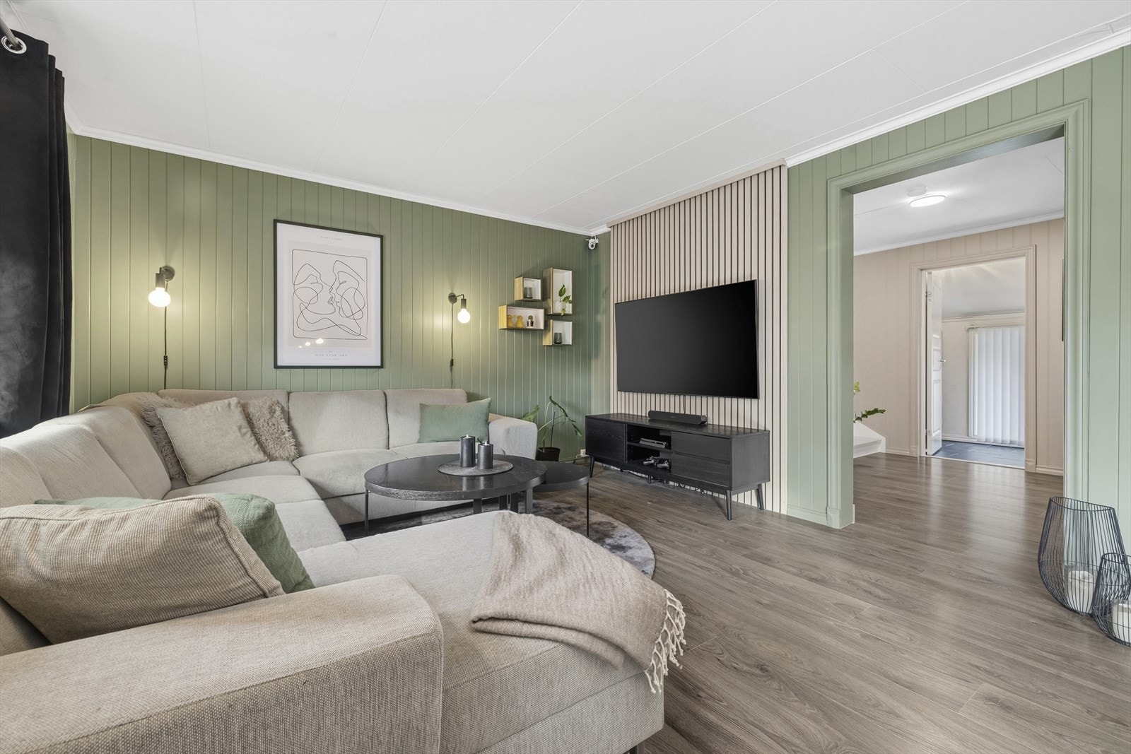 Lun og innbydende stue med god plass til stor sofagruppe og spisebord Galleribilde