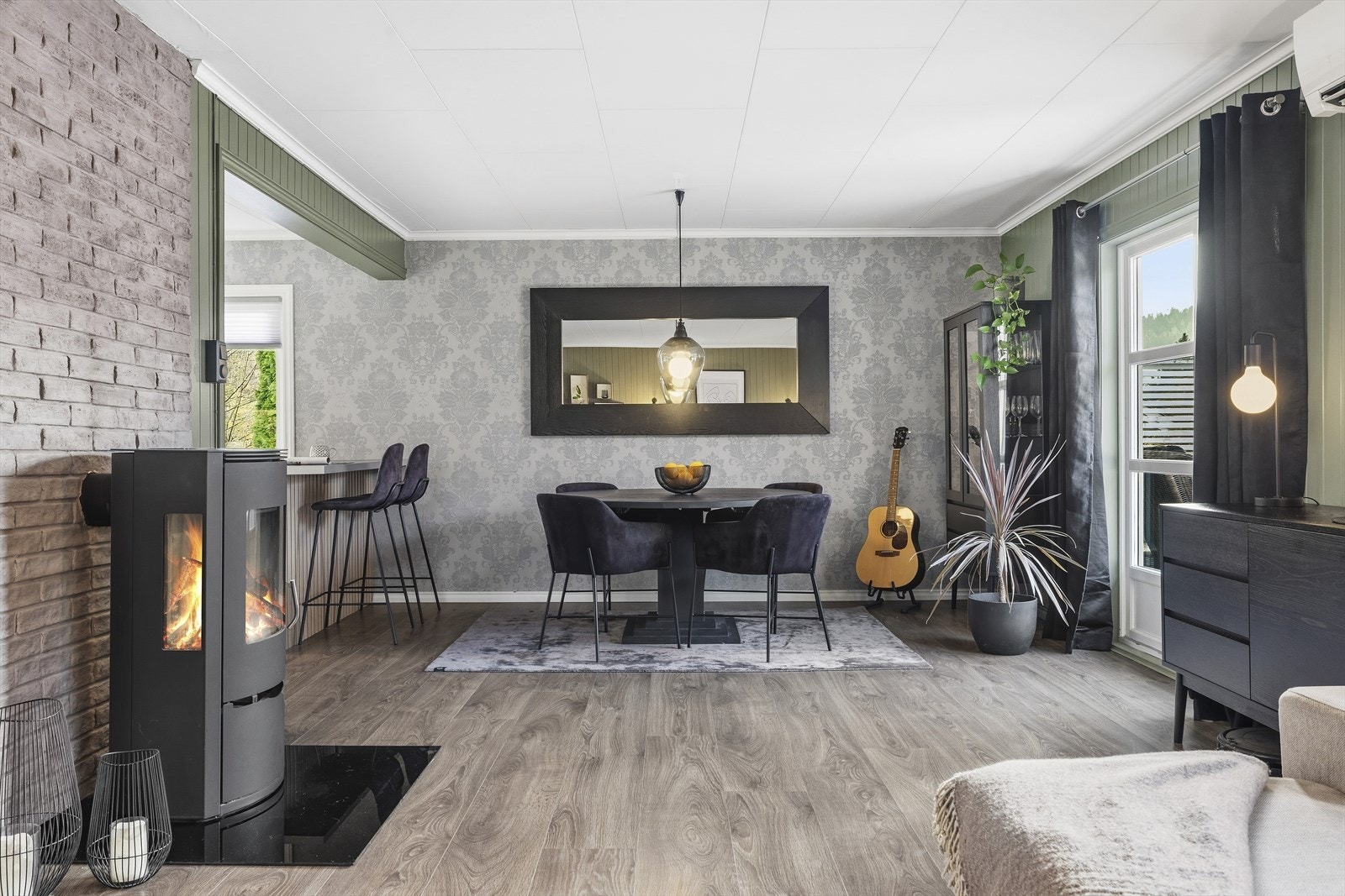 Fra stuen er det åpen løsning til spisestuen Galleribilde