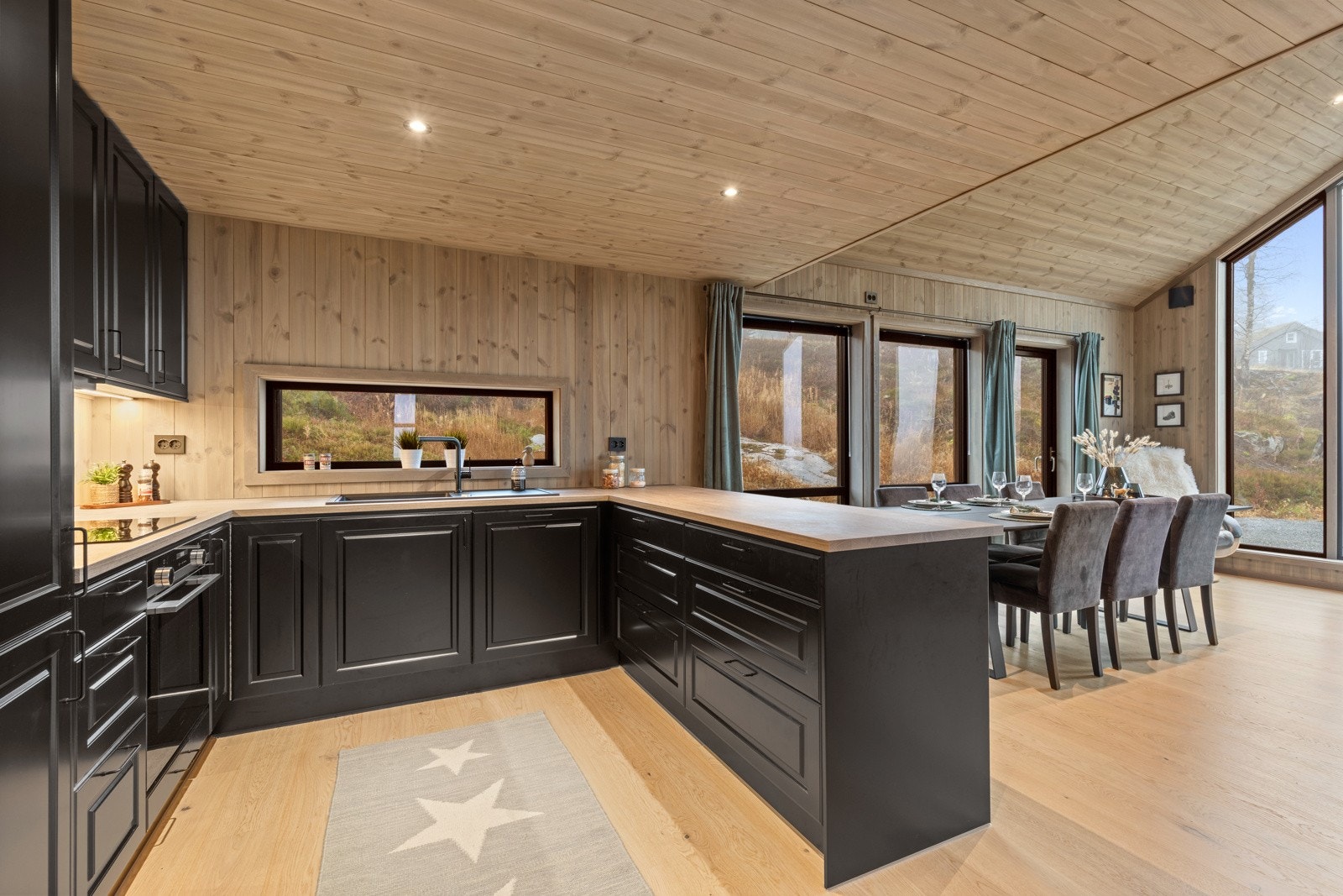 Her er det gost med skap- og benkeplass. Galleribilde