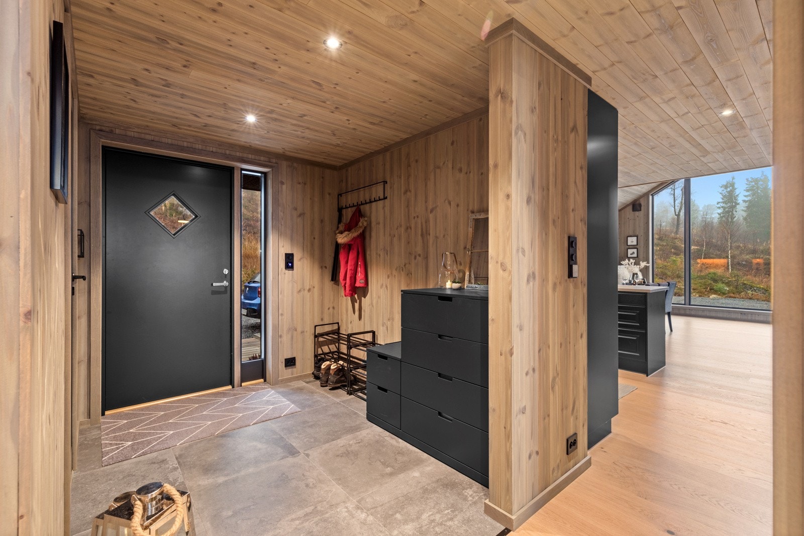 Entréen - her er det god plass til å henge fra seg kjær og utstyr. Galleribilde