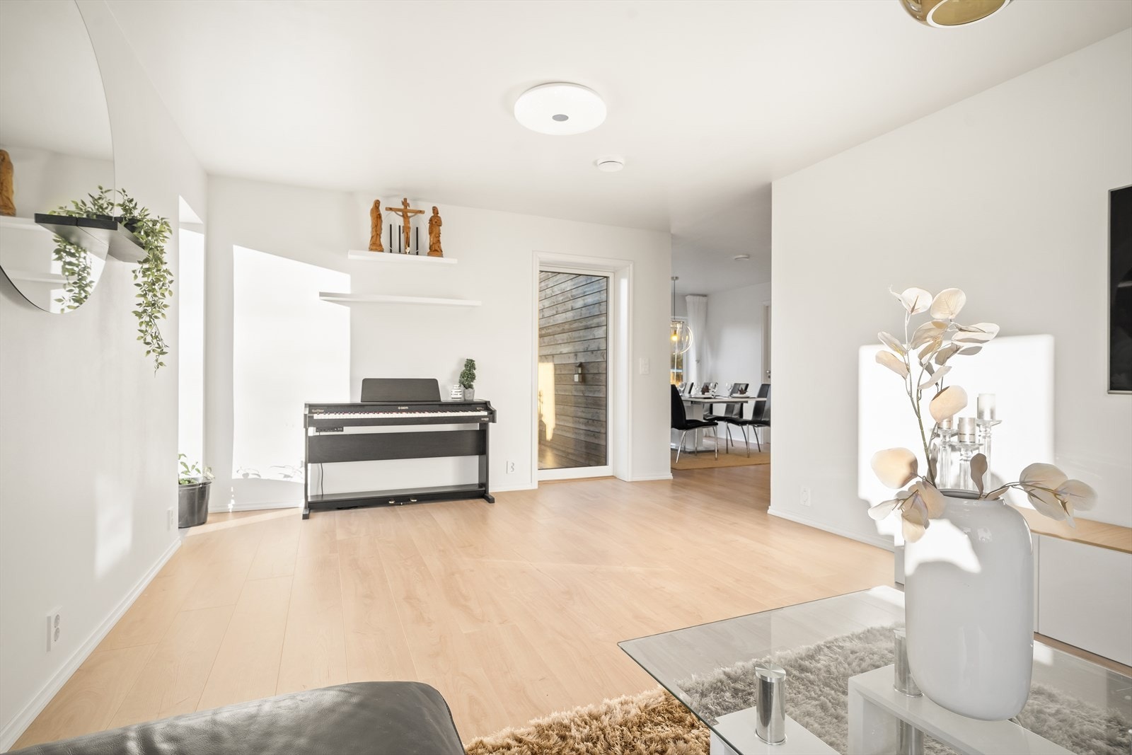 I stuen er det flere vindusflater som gir et veldig godt lysinnslipp inn i rommet. Galleribilde