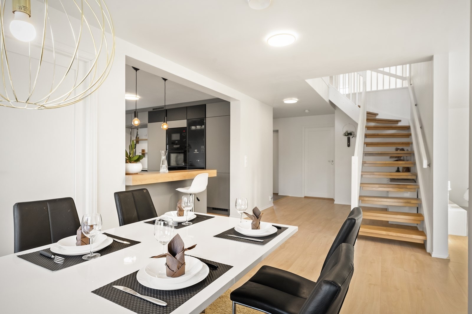 Spisestuen er plassert rett ved kjøkken. Galleribilde