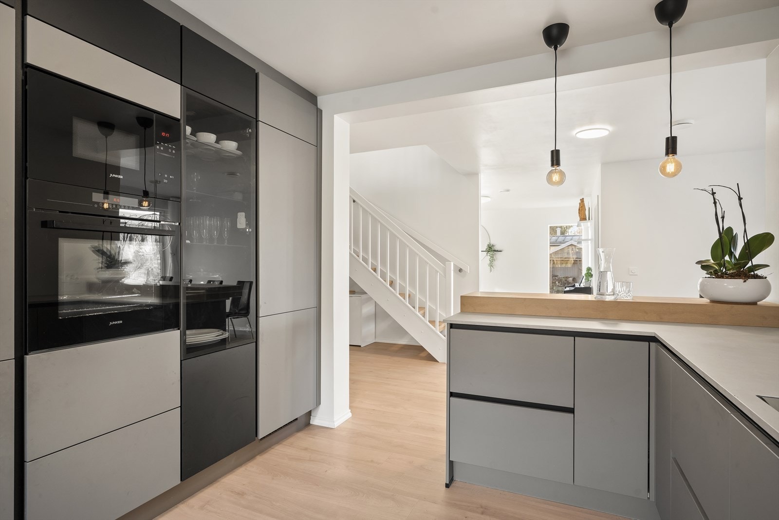 Kjøkken med integrerte hvitevarer. Galleribilde