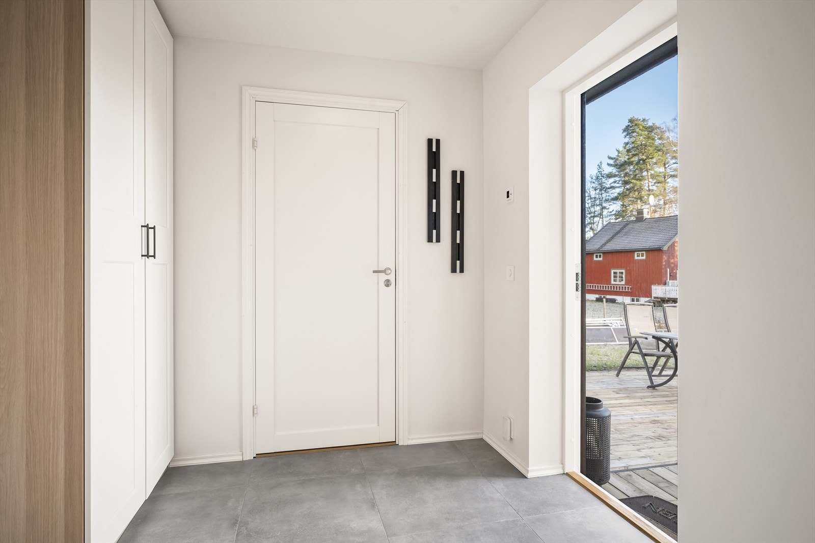 Entre med garderobeskap. Velkommen inn! Galleribilde