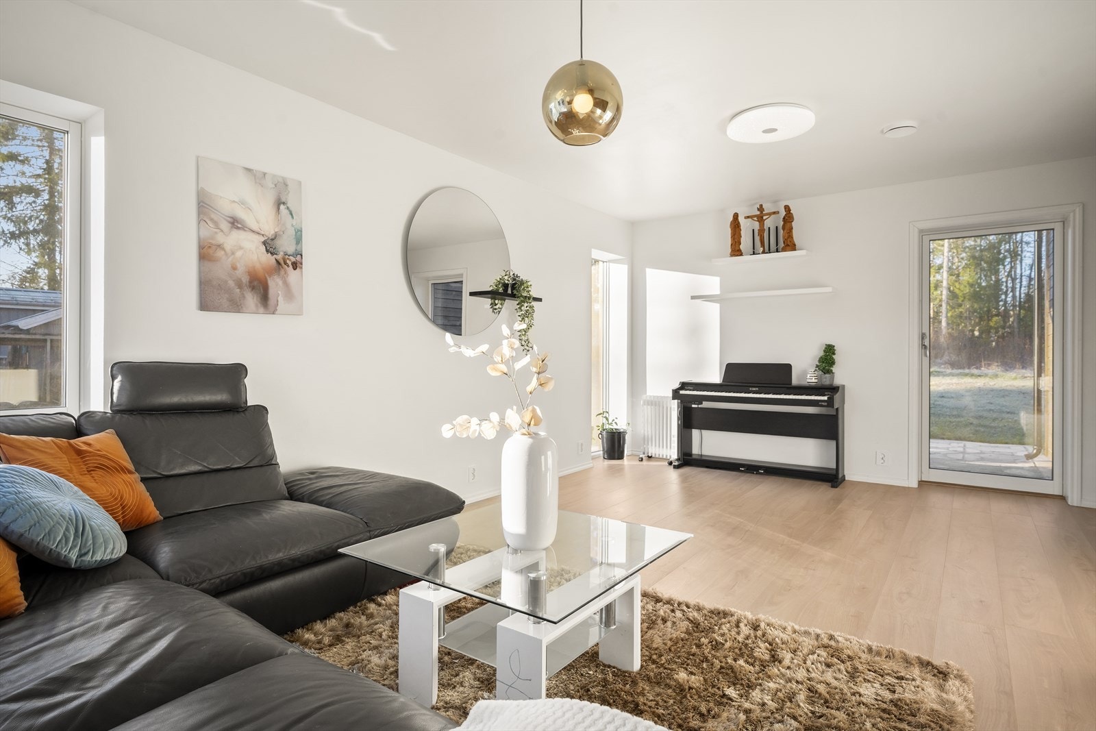 Fra stuen er det utgang til terrasse. Galleribilde