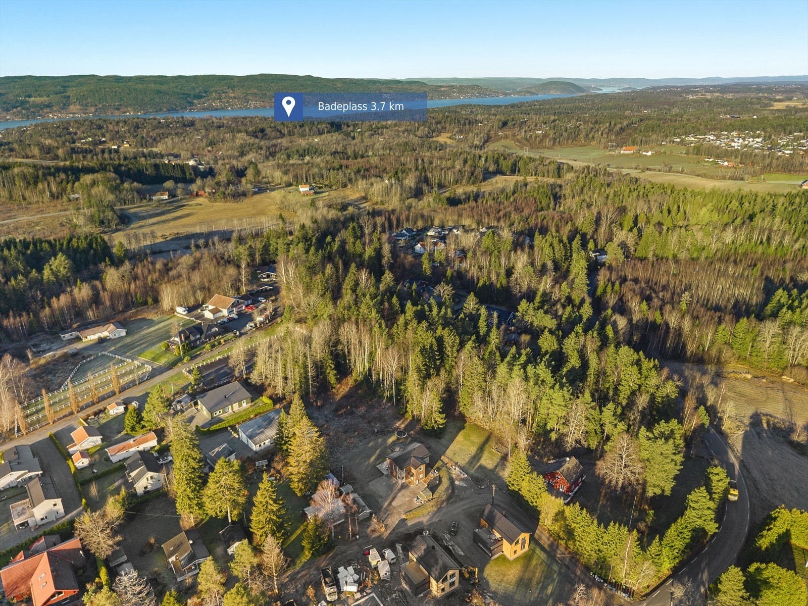 På Berg bor du landlig til i naturskjønne omgivelser ved Erikstadveien mellom Vestby og Hvitsten. Umiddelbar nærhet til flotte turområder hele året. Galleribilde